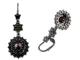 Stříbrné náušnice s přírodním granátem, ruthenium, klapka – 028