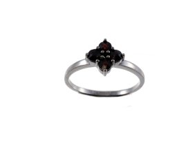 Stříbrný prsten s přírodním granátem, ruthenium – 811