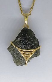 BG přívěs přírodní kámen-Vltavín 108