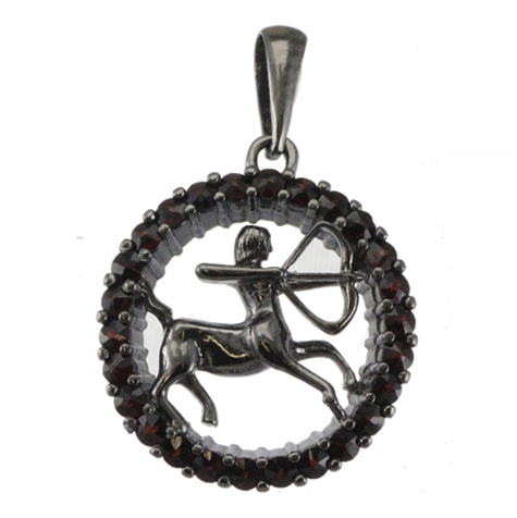 Stříbrný přívěsek s českým granátem, ruthenium – 045 (UG04045L)