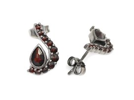 Stříbrné náušnice s přírodním granátem, ruthenium, puzety – 120