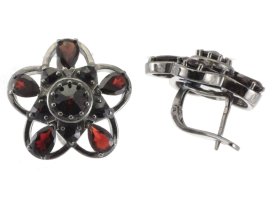 Stříbrné náušnice s českým granátem, ruthenium, anglické zapínání – 446