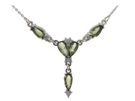 BG náhrdelník vsazeny kameny : vltavín a granát  952 Žluté zlato - 585 Vltavín a  kubický zirkon