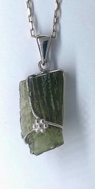 BG přívěs přírodní kámen-Vltavín 101