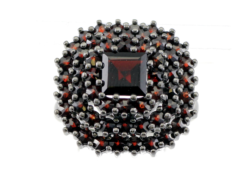 Stříbrný prsten s přírodním granátem, ruthenium – 111