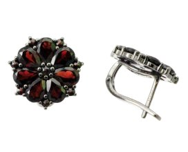 Stříbrné náušnice kytička s českým granátem, ruthenium, anglické zapínání – 424