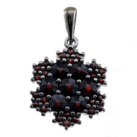 Stříbrný přívěsek s českým granátem, ruthenium – 033
