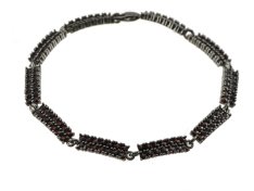 BG náramek vsazený granát hvězdicový brus  041 Stříbro 925 - ruthenium (30-90dní) Granát