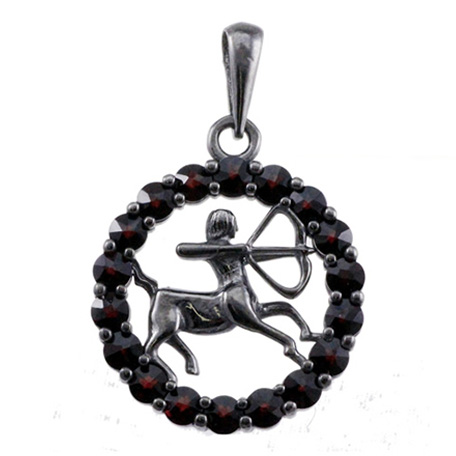 Stříbrný přívěsek s českým granátem, ruthenium – 044 (UG04044L)