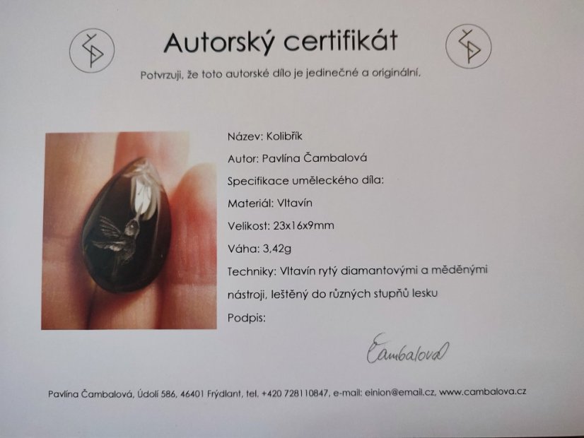 BG zlatý přívěs, přírodní kámen-Vltavín 022- Kolibřík (Pavlína Čambalová)