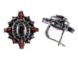 Stříbrné náušnice s českým granátem, ruthenium, anglické zapínání – 410