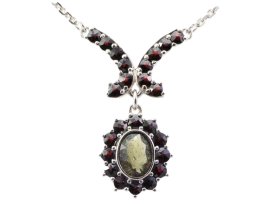 BG náhrdelník vsazeny kameny:český granát  234 Bílé zlato - 585 Vltavín a granát