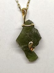 BG zlatý přívěs přírodní kámen-Vltavín 006