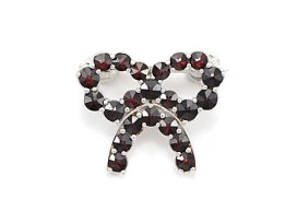 BG brož vsazený granát hvězdicový brus  368 Stříbro 925 - rhodium Granát